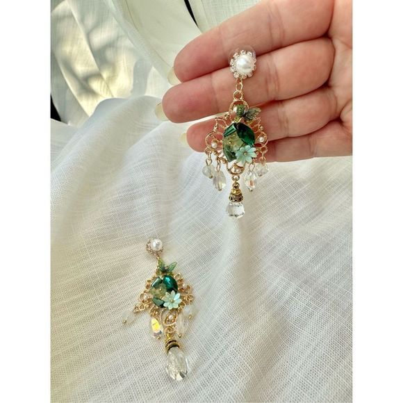 Green rhinestone chandelier earring with flowers & Butterfly - Picture 3 of 6
